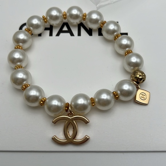 Chanel Beauty Gift White Pearl Bracelet Stretchable 2 Charms NWOT - Picture 3 of 10
